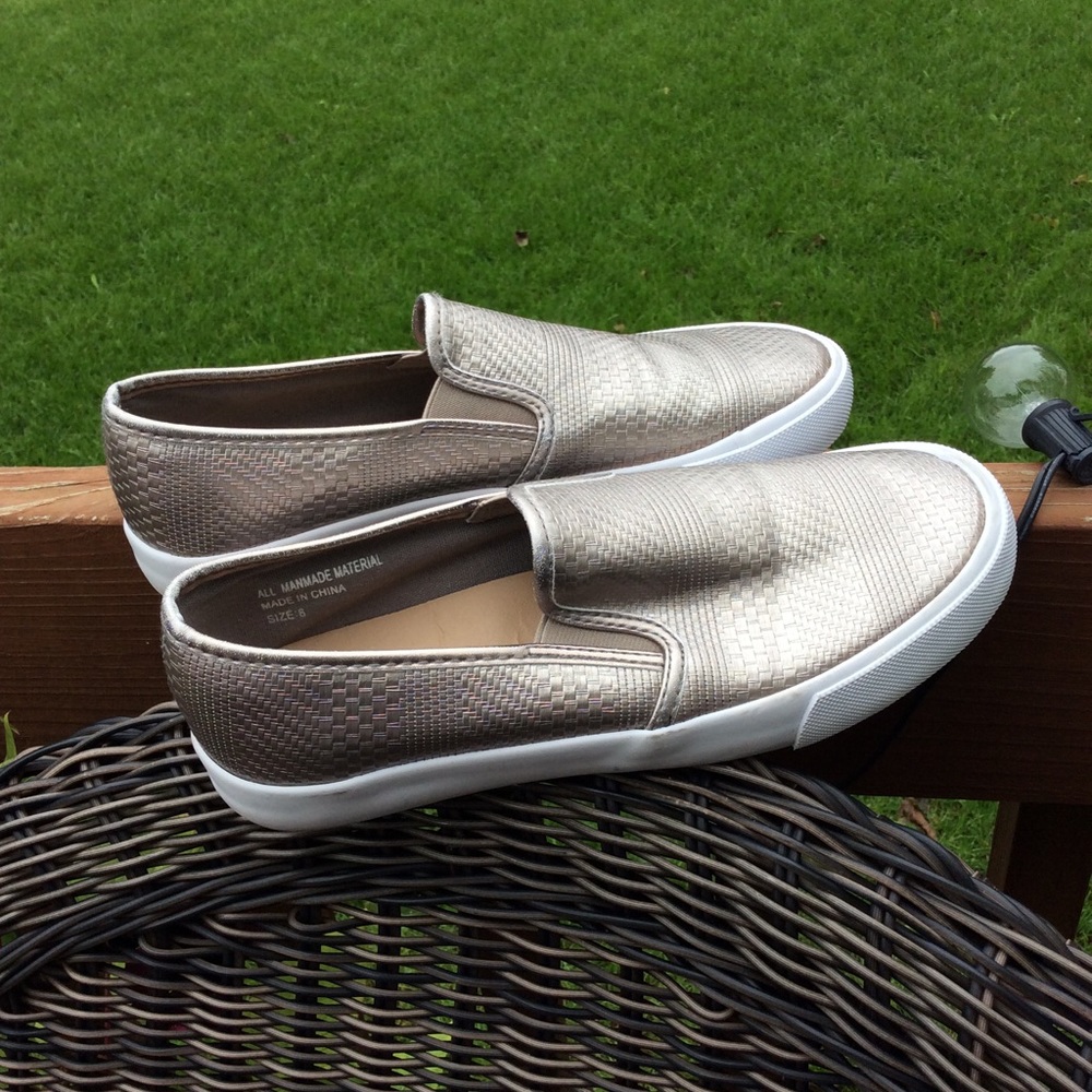 Restricted flats in metallic gold. Size 8